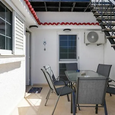 Azure Seaside Living - Lambi Apartment *