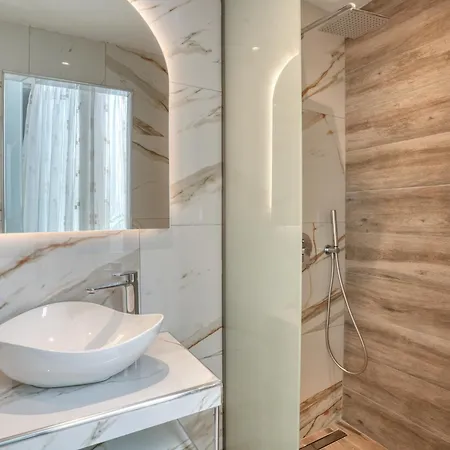 Azure Seaside Living - Lambi Apartment
